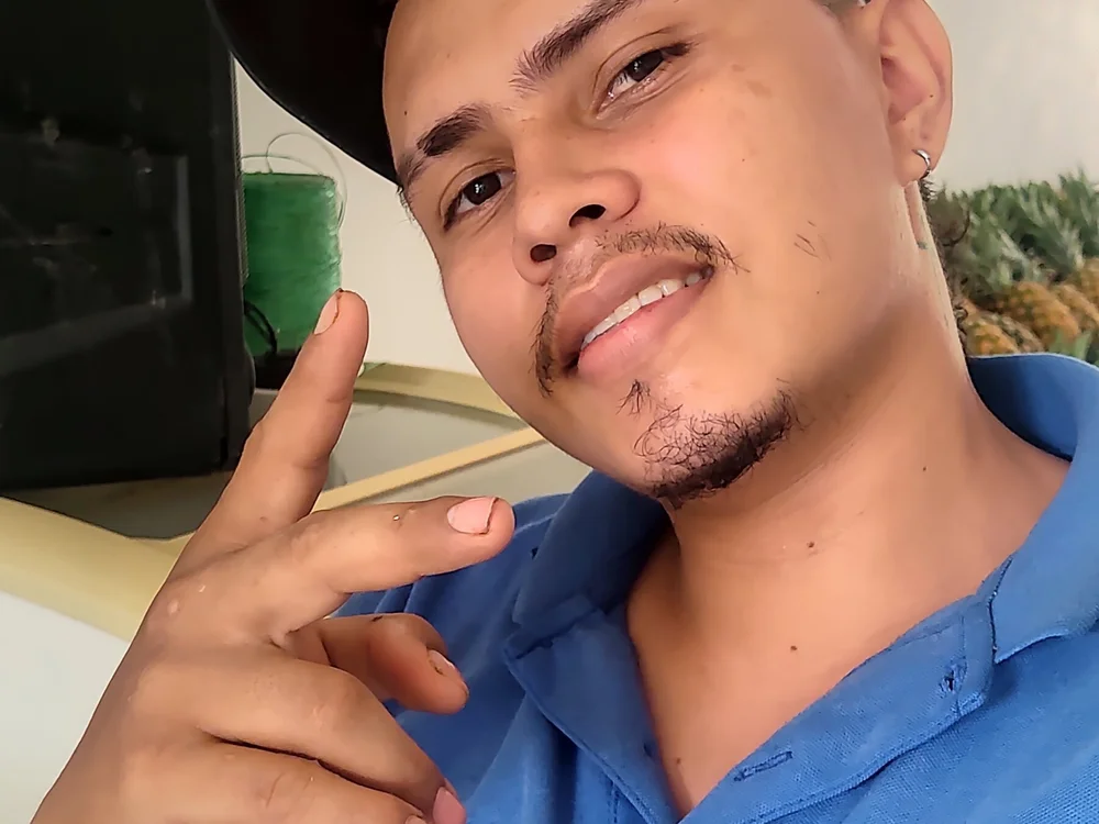 luismiguel4590's Offline Chat Room