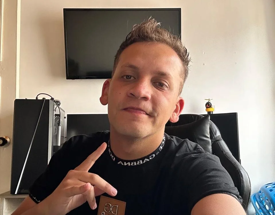 juan69v's Offline Chat Room
