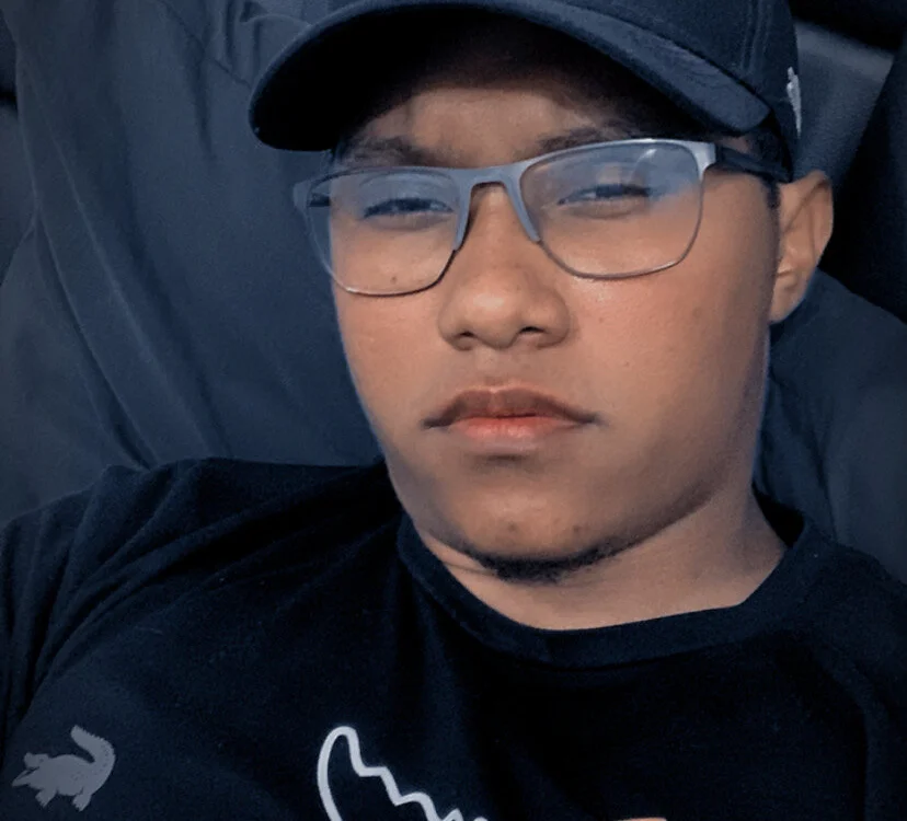 Isaiaspimpv's Offline Chat Room