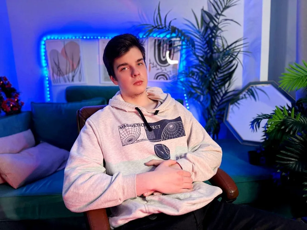EdwardJohnes' Offline Chat Room
