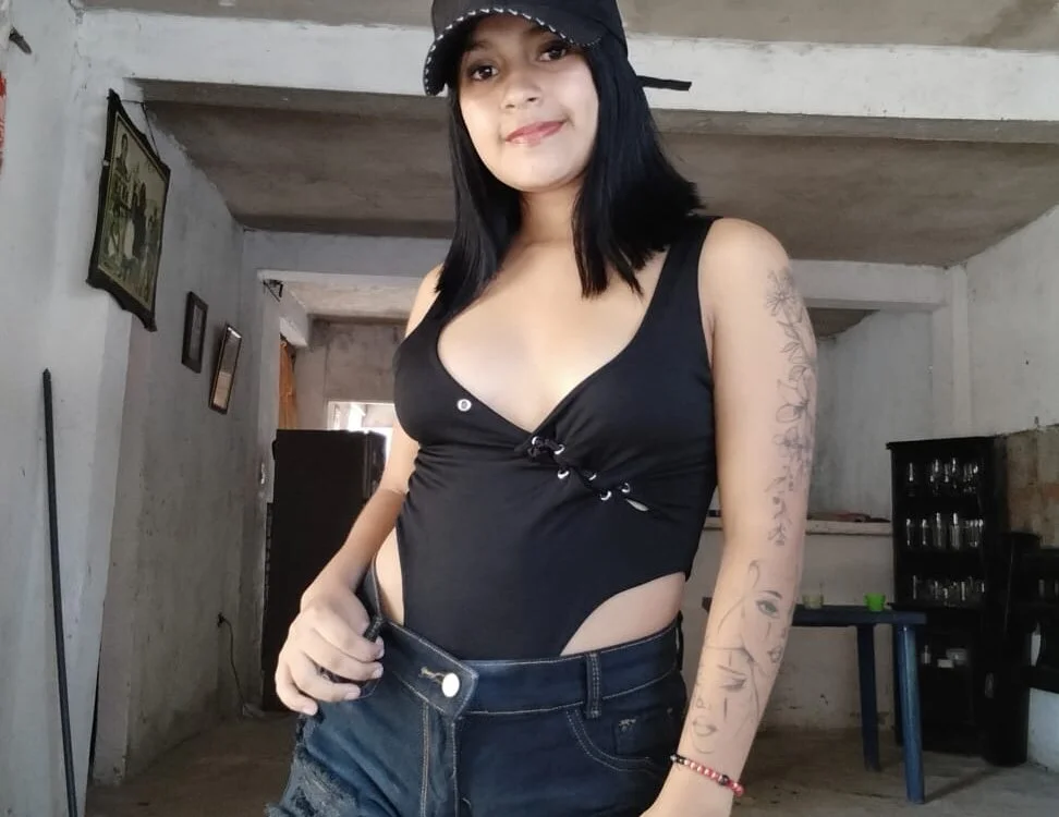 Cami_hot23 Offline XXX-Chat