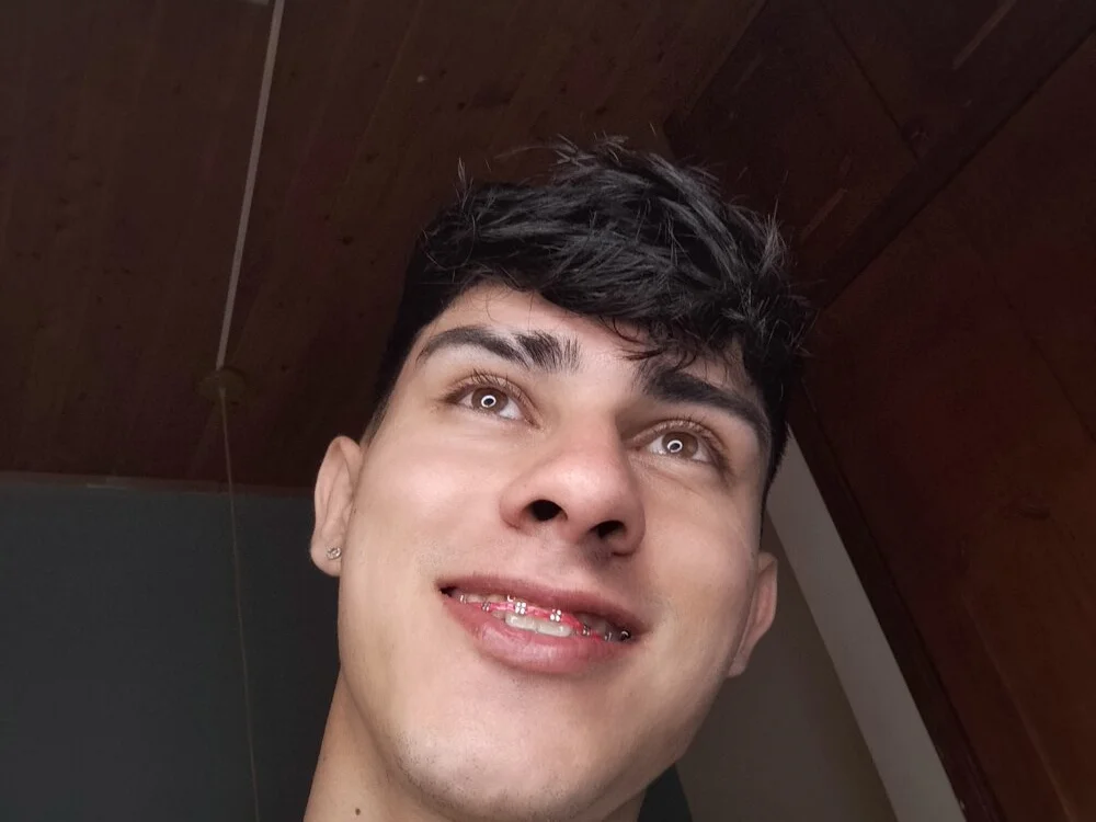 Dyla_n18 Obrolan XXX Offline