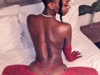 chocolatehotwife's Offline Chat Room