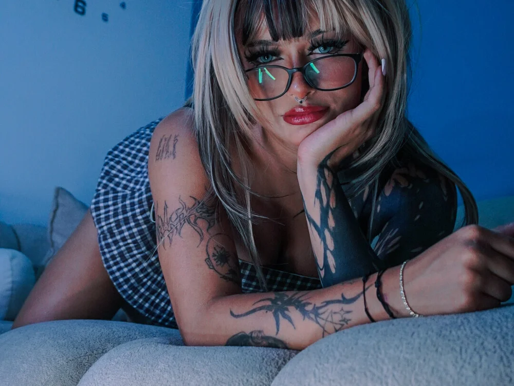 666_venusvelt_666's Offline Chat Room