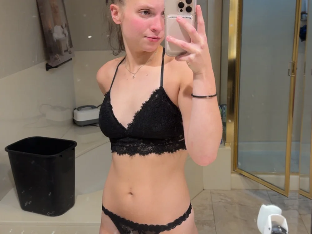 shypeach19's Offline XXX Chat