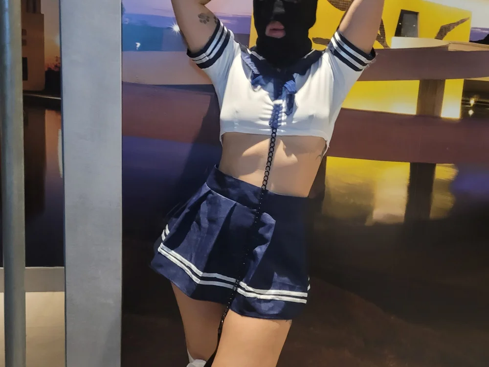 Miss_Element's Offline Chat Room