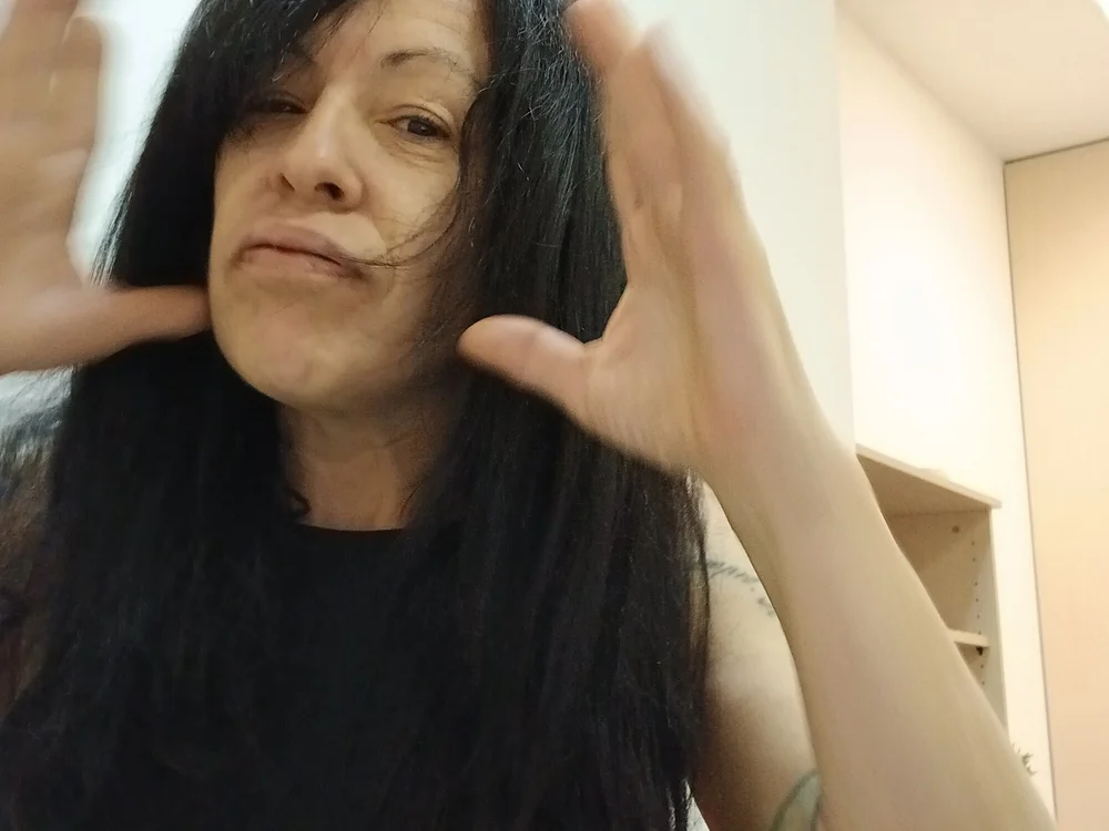 nuria-22's Offline Chat Room