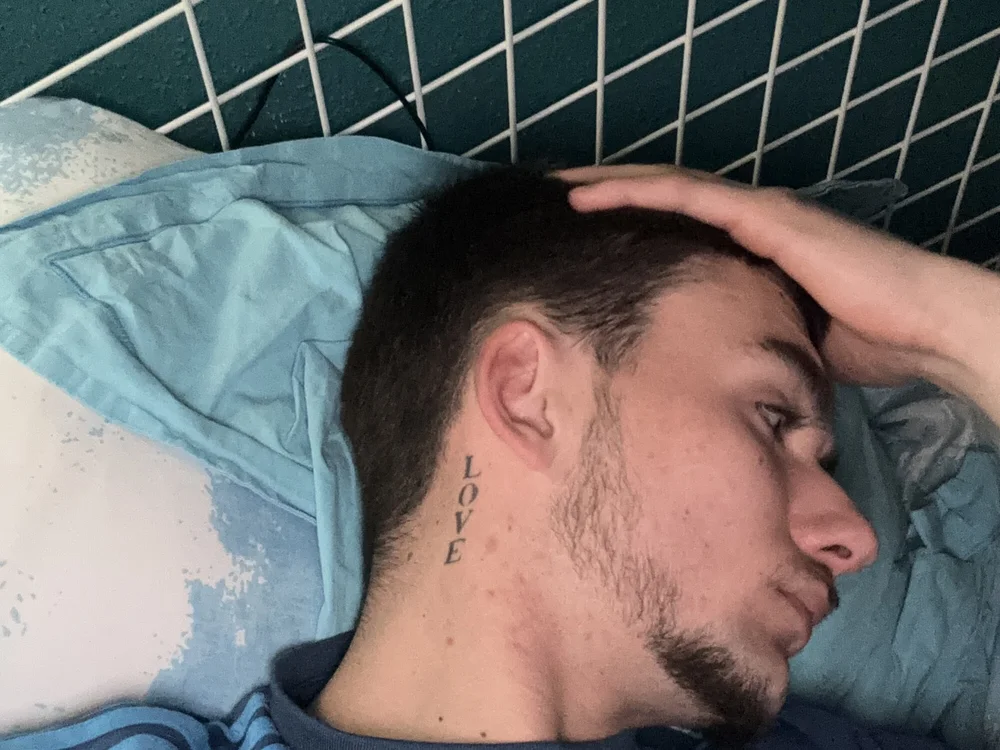 tom6890-'s Offline Chat Room