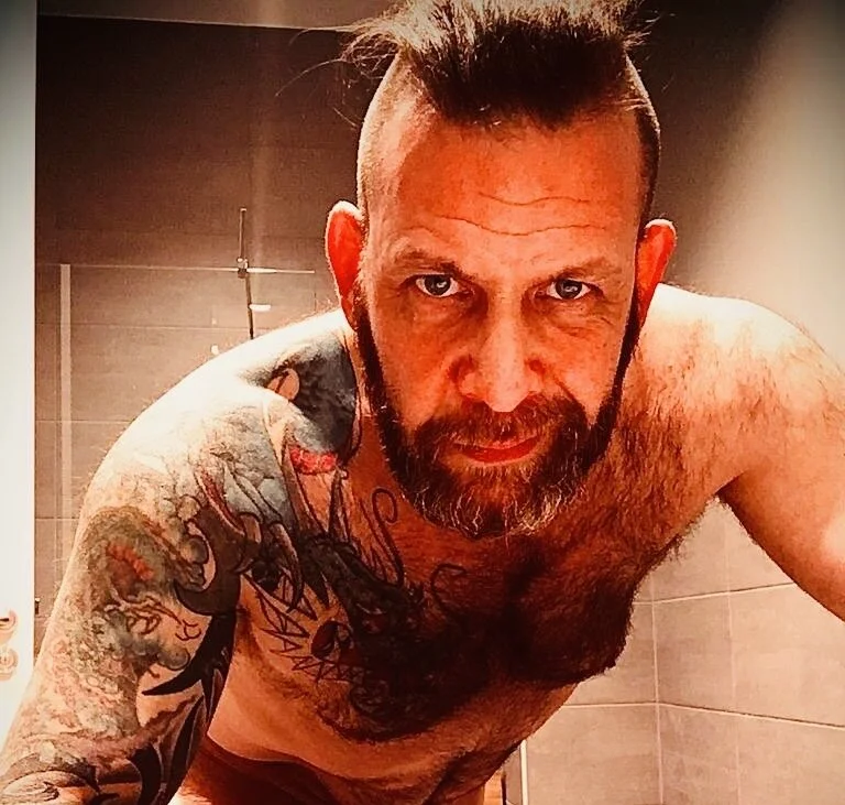 Tattooednakedguy offline XXX-chat