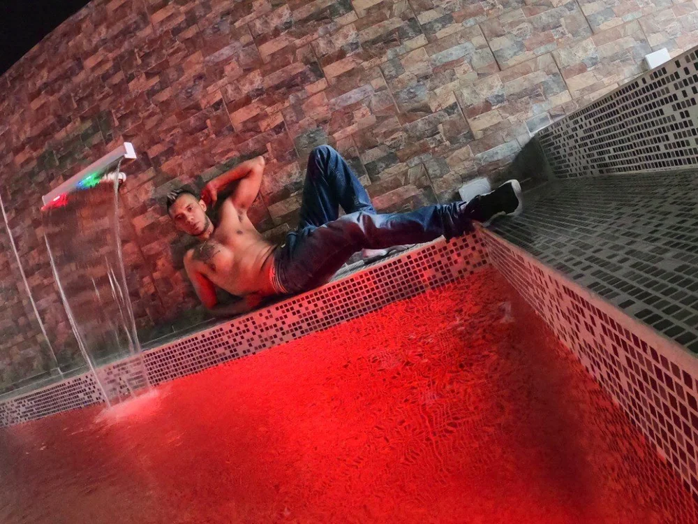 BIGZEHUZ's Offline XXX Chat