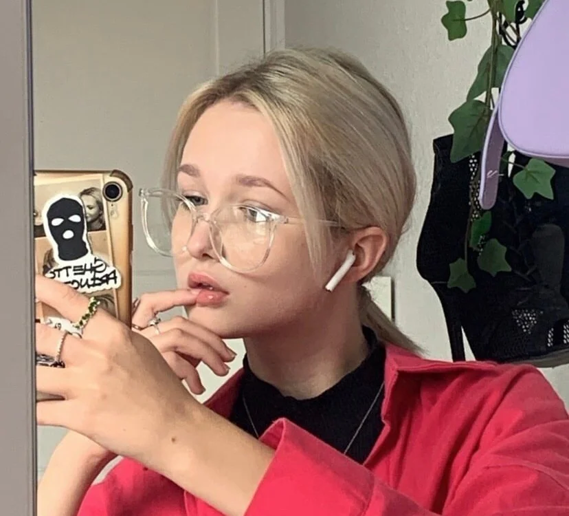 Holly_Woodd's Offline XXX Chat