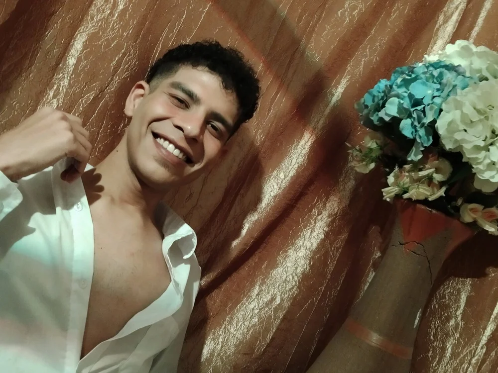 Ethan_Boyy Adlı Modelin Çevrimdışı XXX Sohbeti