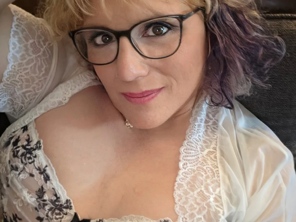 TransensualClaire's Offline Chat Room