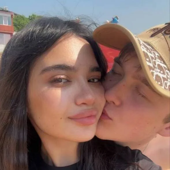 Moni_Couple's Offline XXX Chat