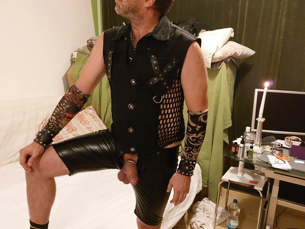BDSMMasterAndSlave's Offline Chat Room