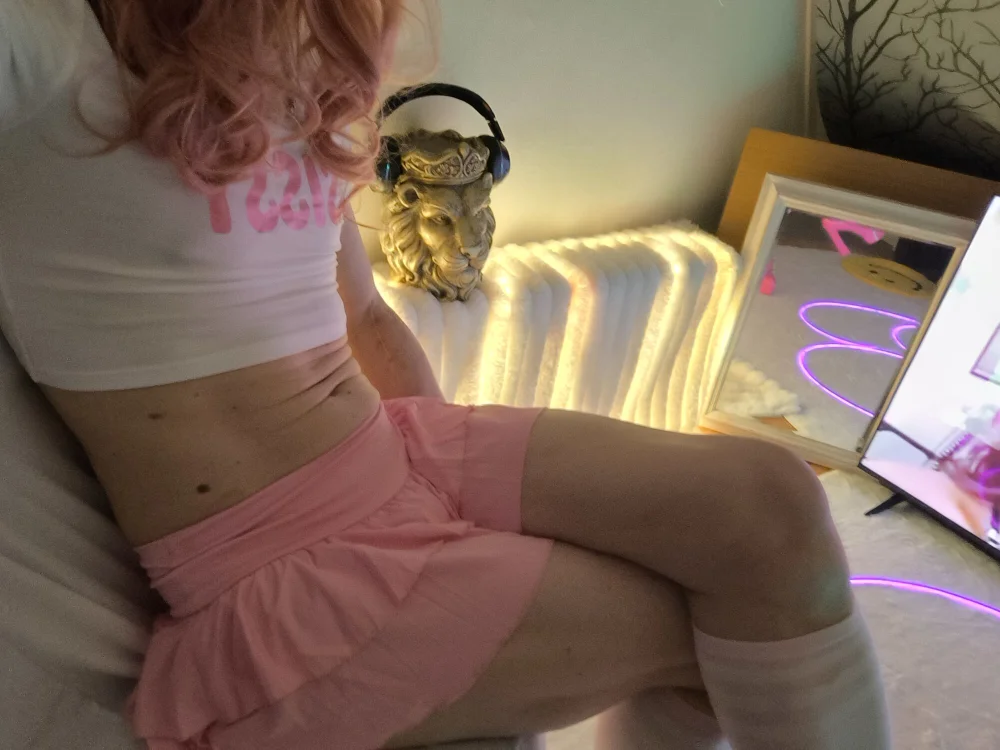 EncampedDiploma's Offline Chat Room