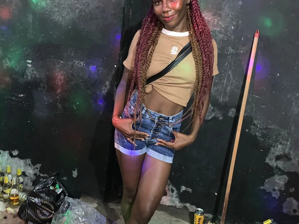 _ElaMoore_'s Offline Chat Room