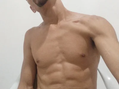 Ralphwaiandt Male Bisexual Cam Striptease