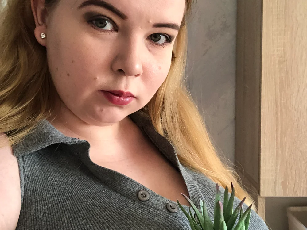 Melina_Hot09's Offline XXX Chat