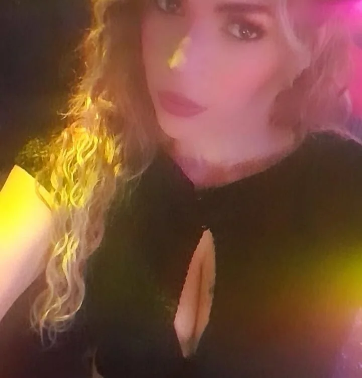 Fernanda_rox's Offline Chat Room