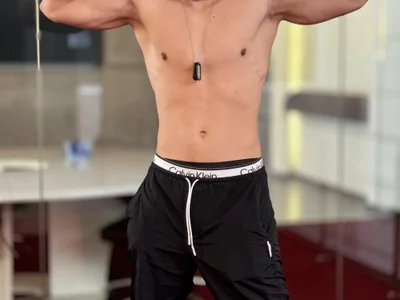 RomeoBodhi Male Striptease Cam Naked