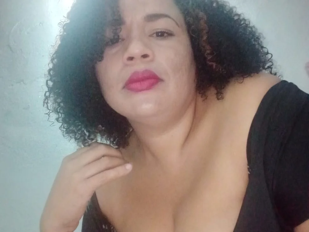 hot_threesome09's Offline XXX Chat