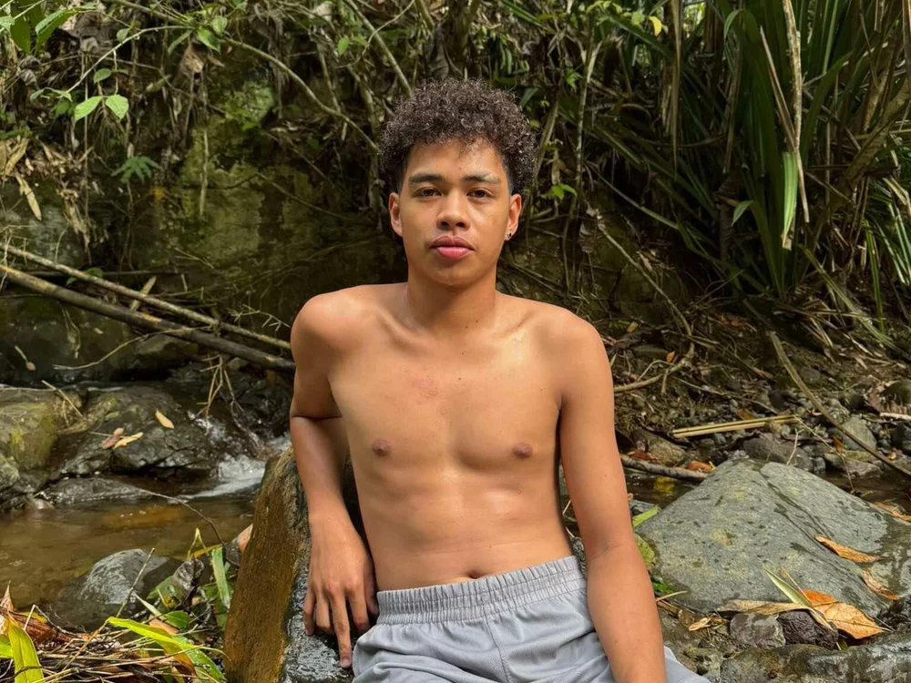 curlyasian_njxx Offline XXX-Chat