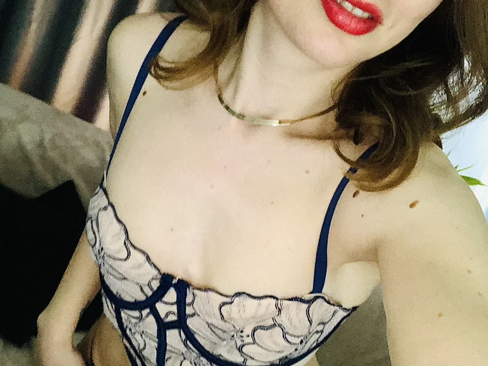 دردشة GirlfriendNina الجنسية دون اتصال