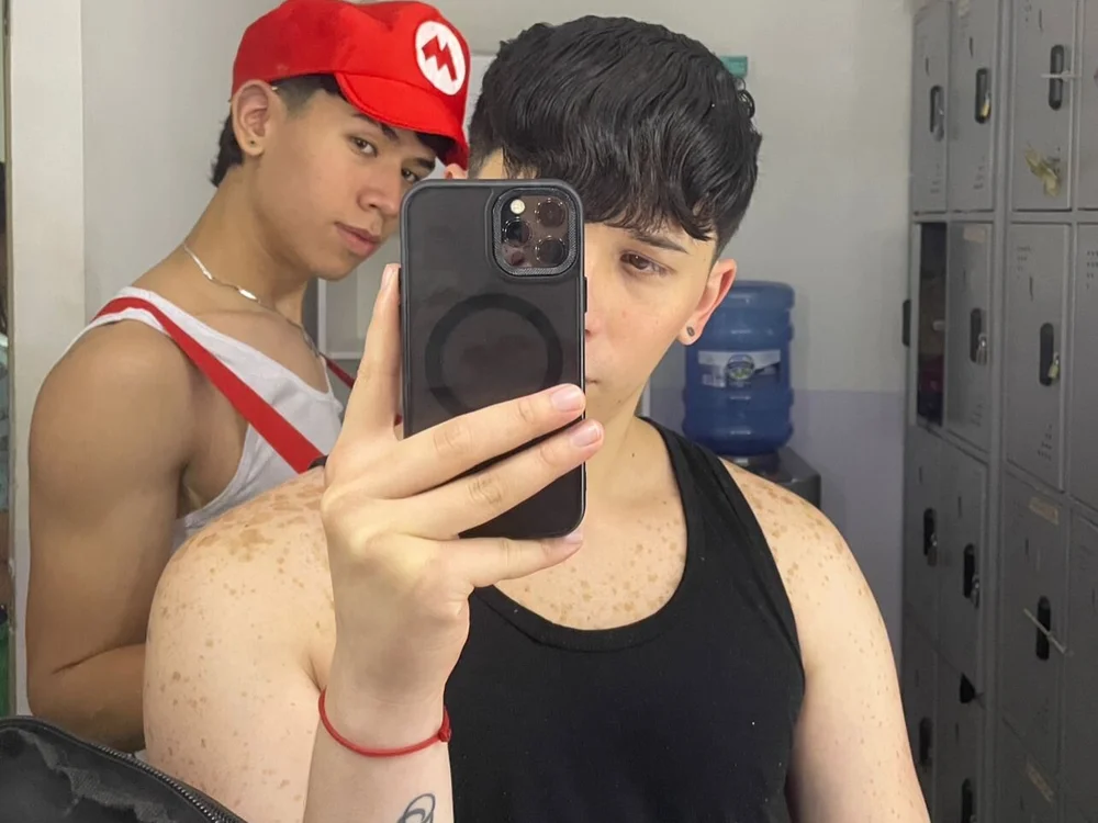 Adann_and_Justin offline chatrum