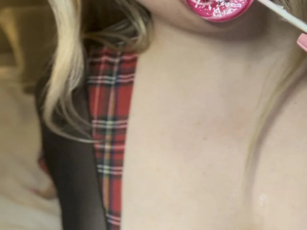 LittleLovely_x Offline XXX-chat