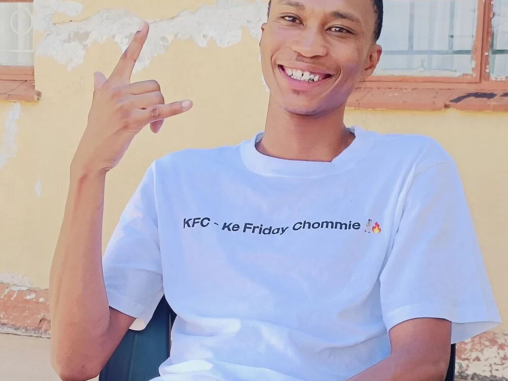 DeclawedPoise offline XXX-chat