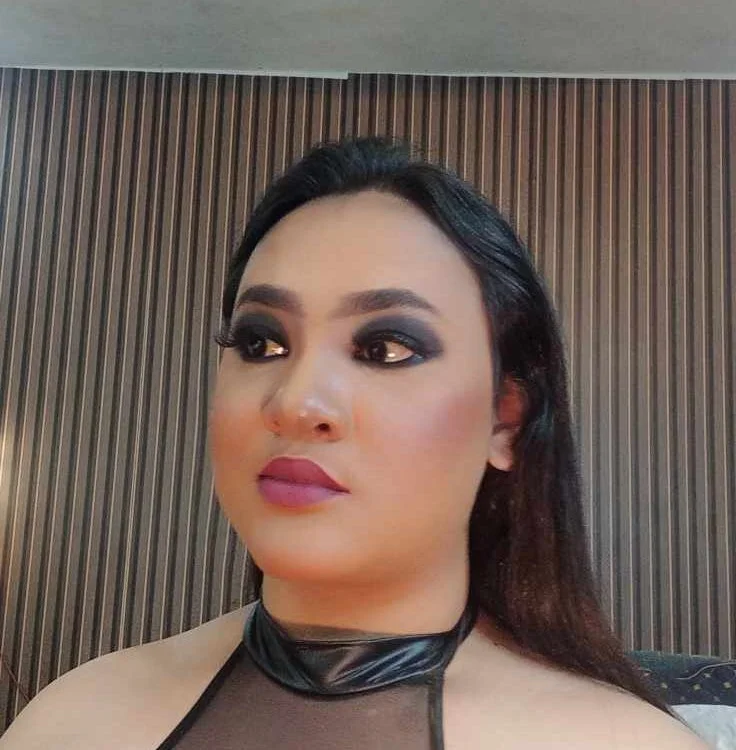 Hotcum_ella Adlı Modelin Çevrimdışı XXX Sohbeti