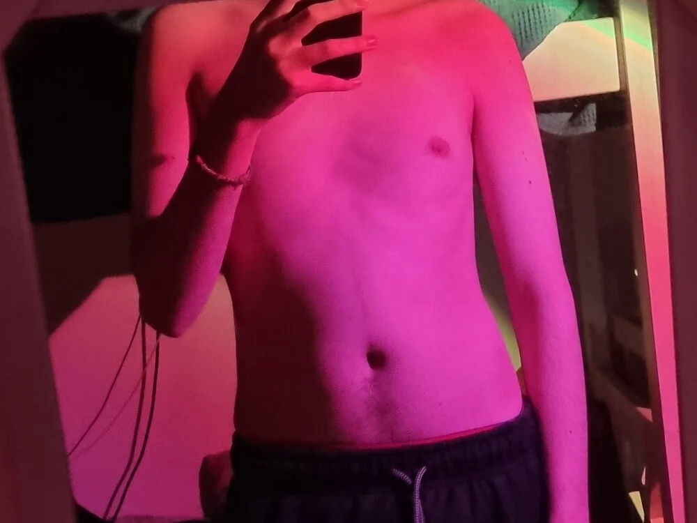 Hugecocklover8721 offline XXX-chat