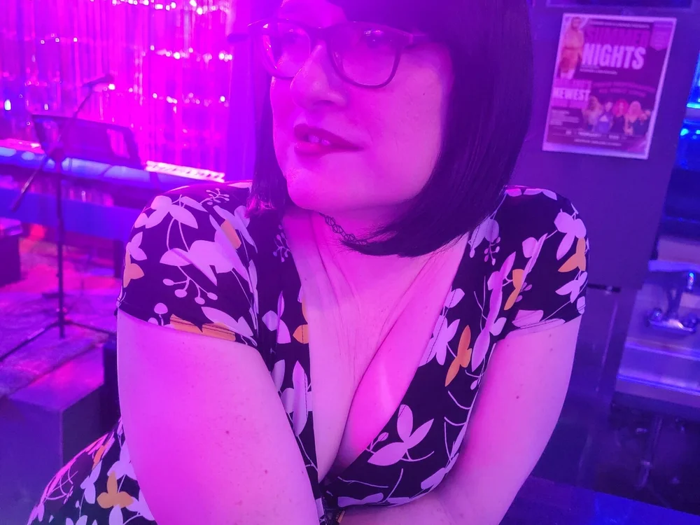 Veronica_Rose69's Offline Chat Room