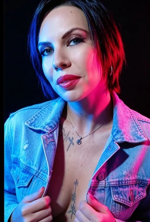 Juicy_Lucy Adlı Modelin Çevrimdışı XXX Sohbeti