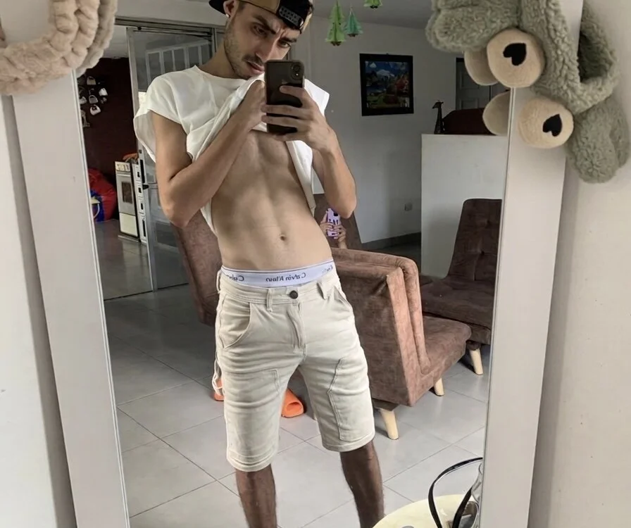 Hot_boy0404's Offline Chat Room