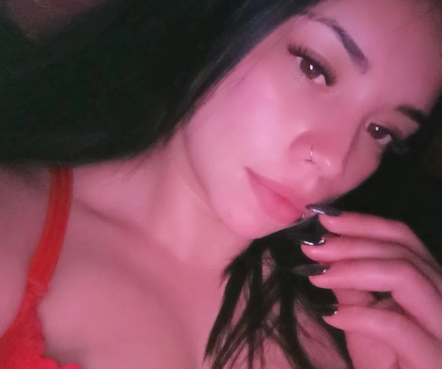 Selena_Gold11 Adlı Modelin Çevrimdışı XXX Sohbeti