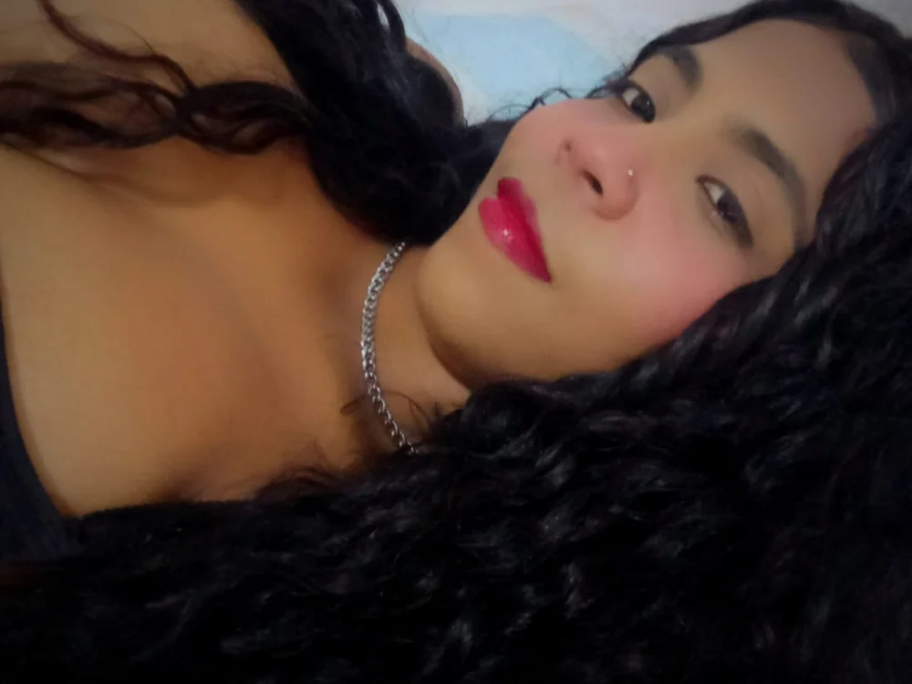 Busty_sofia's Offline Chat Room