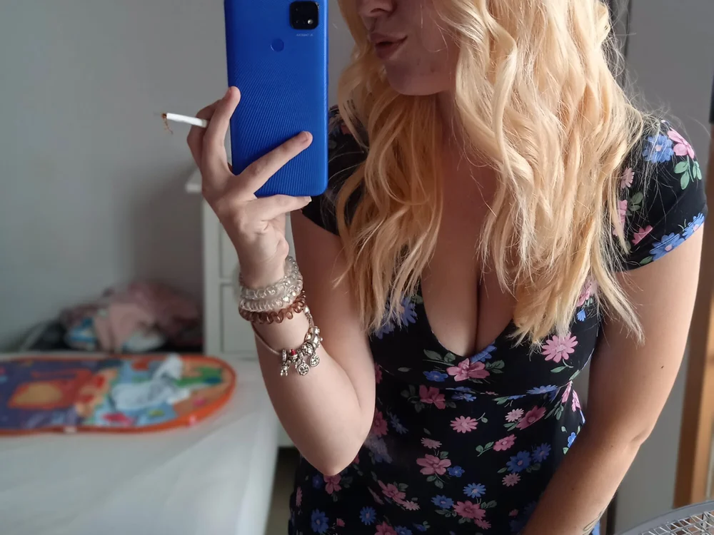 HotYoungBrit's Offline XXX Chat
