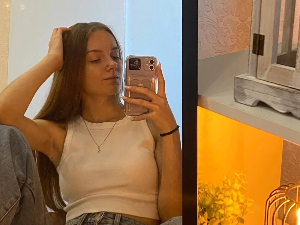 LouisaChaobal Adlı Modelin Çevrimdışı XXX Sohbeti