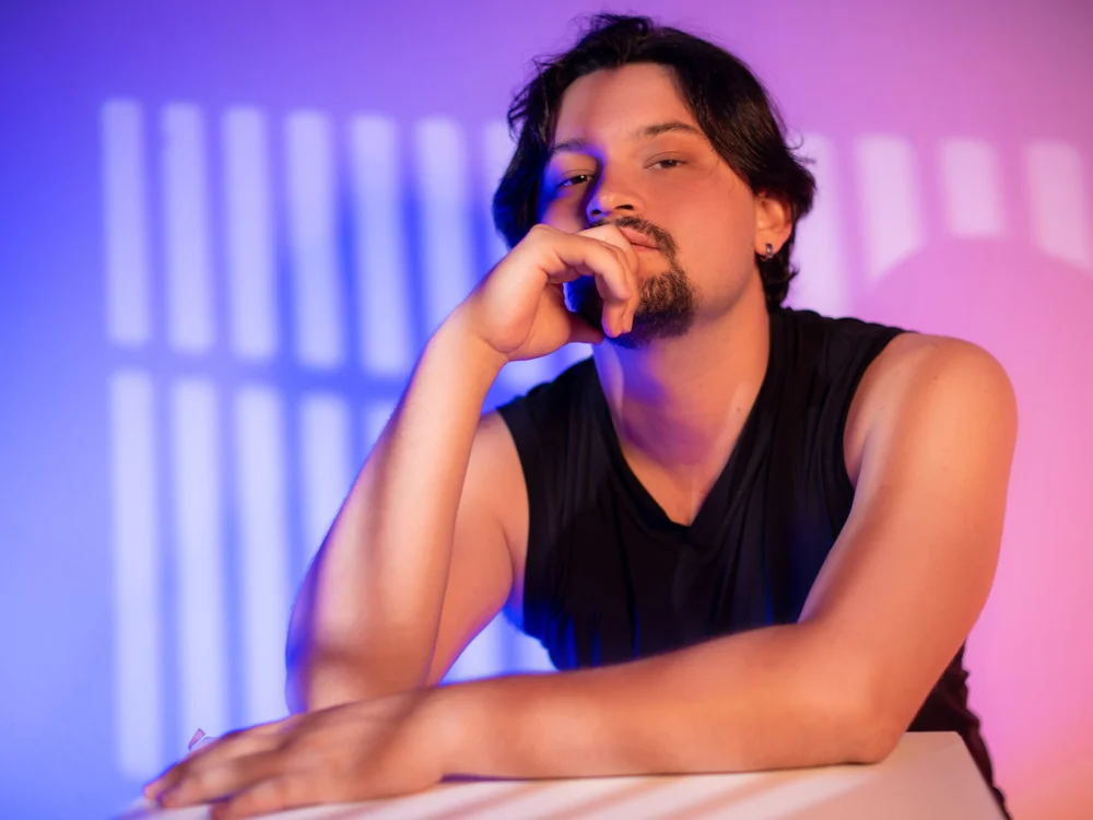 ValentinoCarter's Offline Chat Room