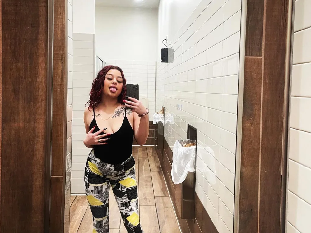 realsexyIvonny offline XXX-chatje