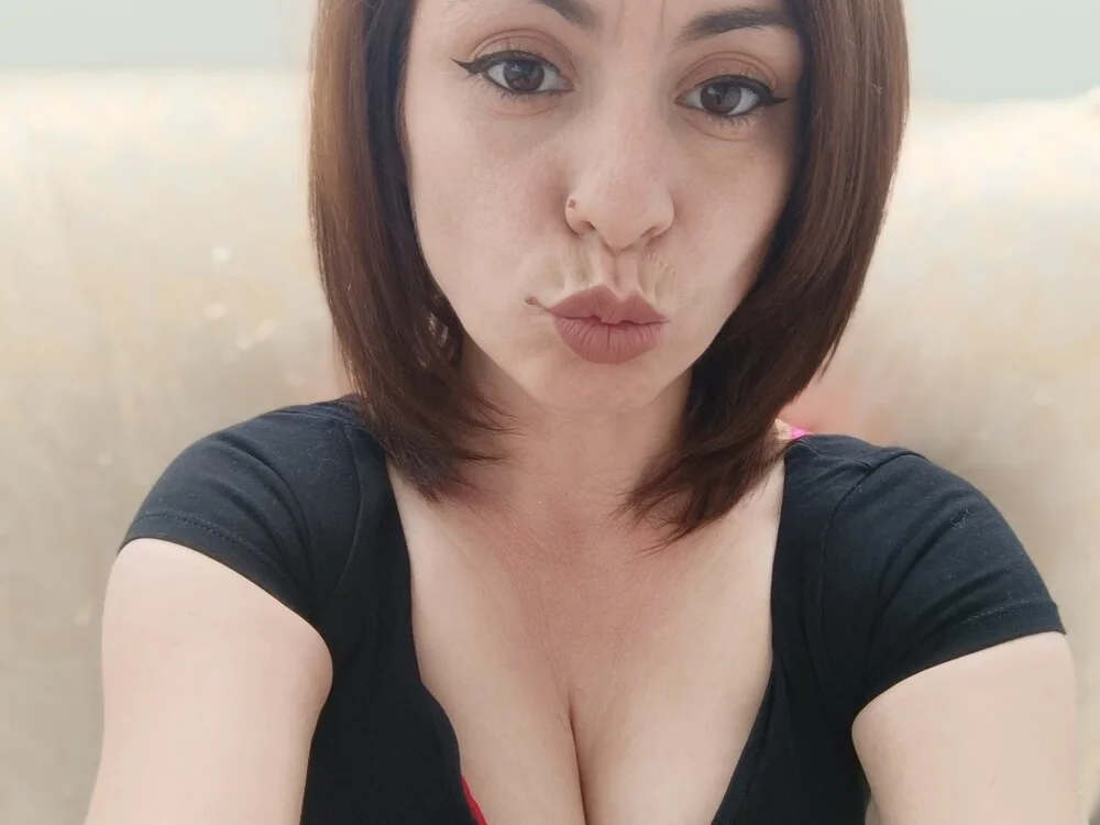 SweetAdela92's Offline XXX Chat