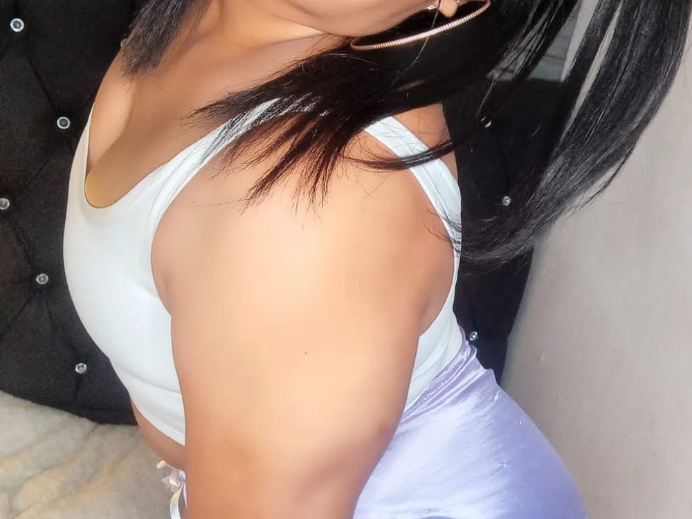 Lanegra_Hot1_'s Offline Chat Room