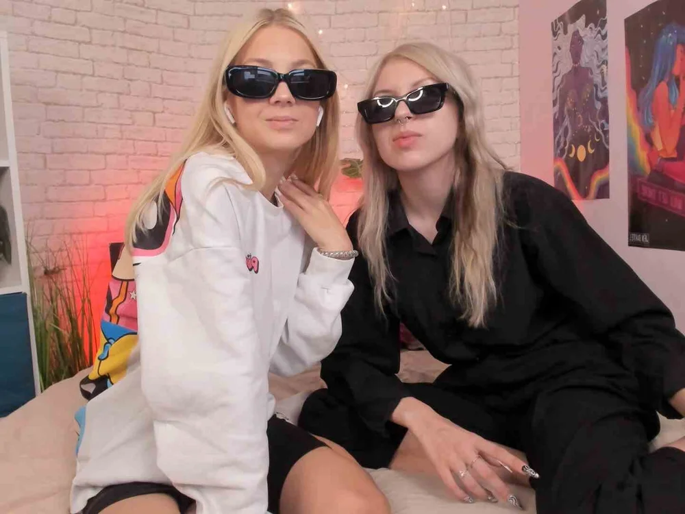 AlinaWelles' Offline Chat Room