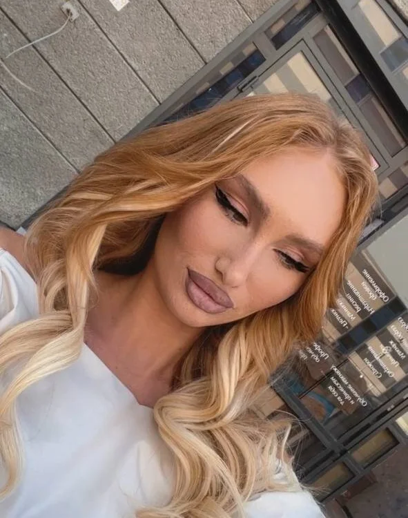 Barbie_Colli's Offline Chat Room