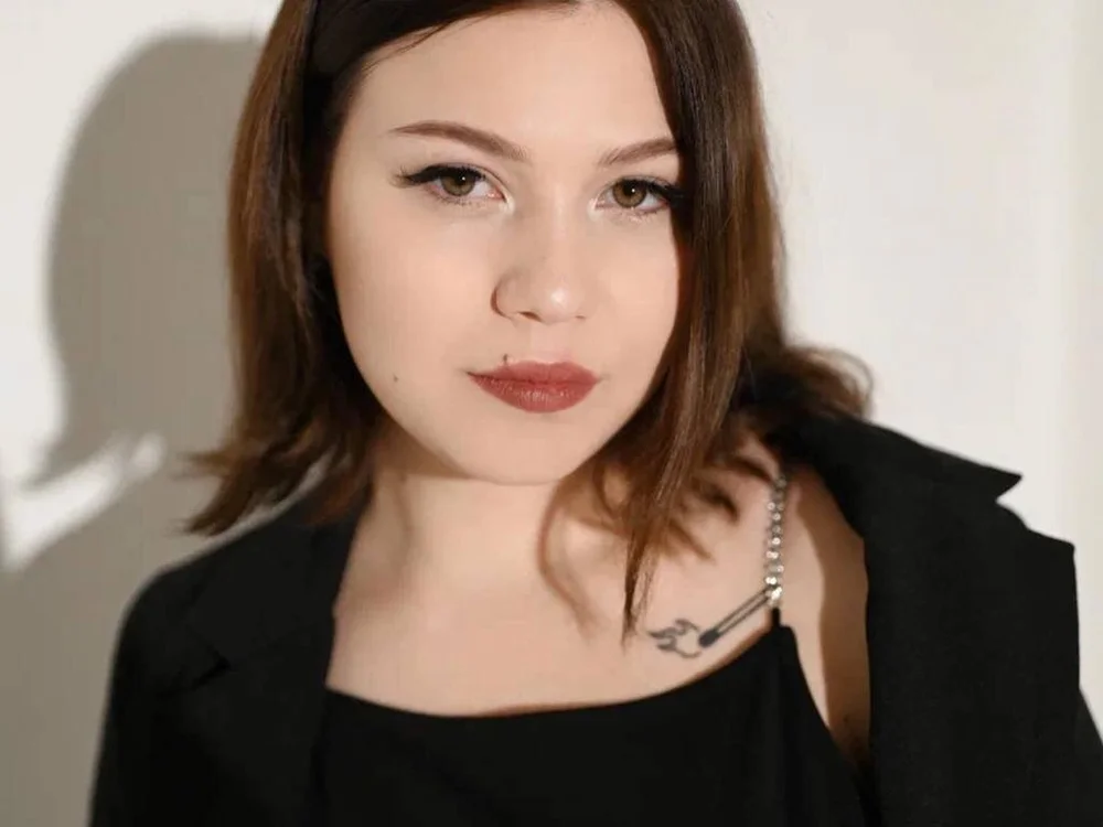 LisaTayIor's Offline Chat Room
