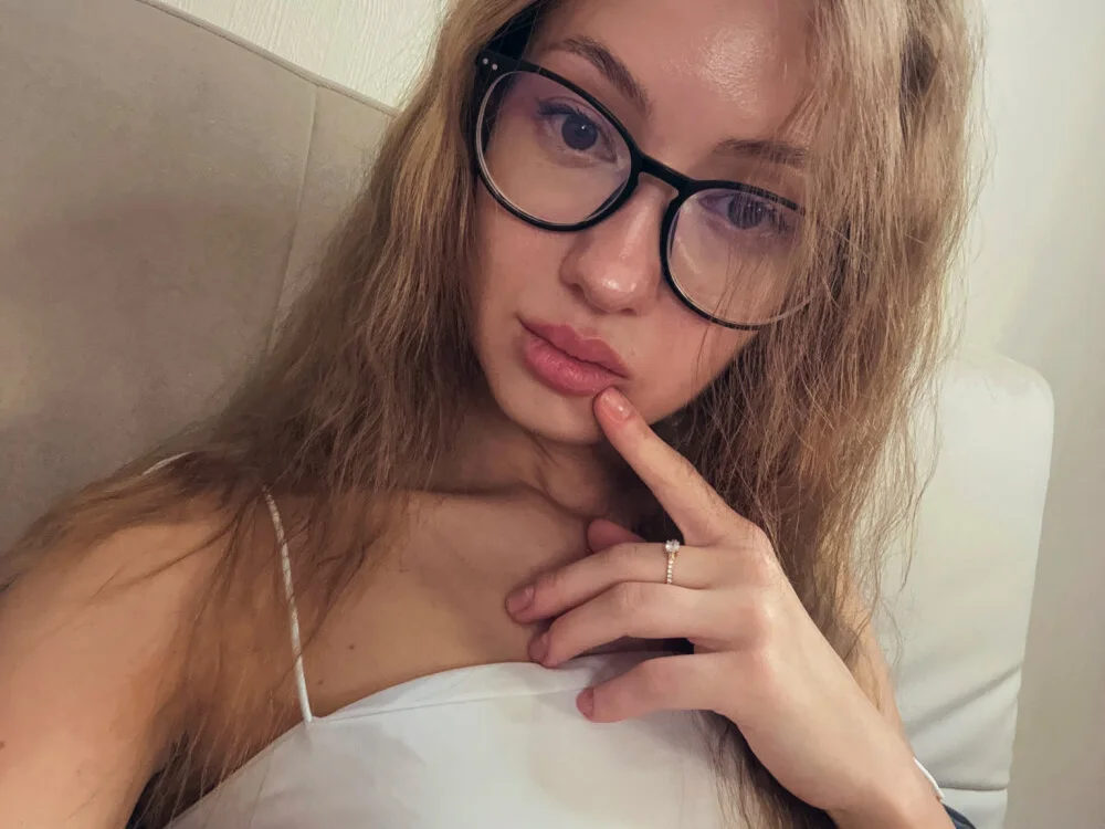 EsyaMeglin Offline XXX-Chat