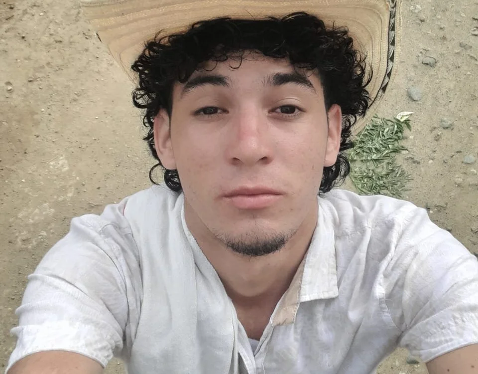 luisc_bigcock_'s Offline XXX Chat