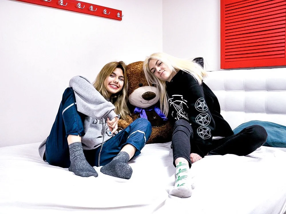 Bitches_on_the_air's Offline XXX Chat